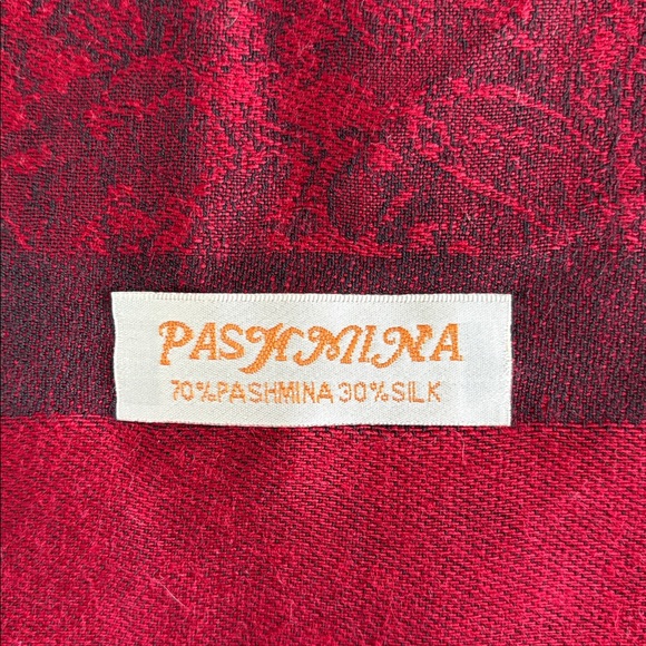 Cashmere/Silk Paisley Red Scarf/ Shawl with Fringe. - Picture 4 of 5